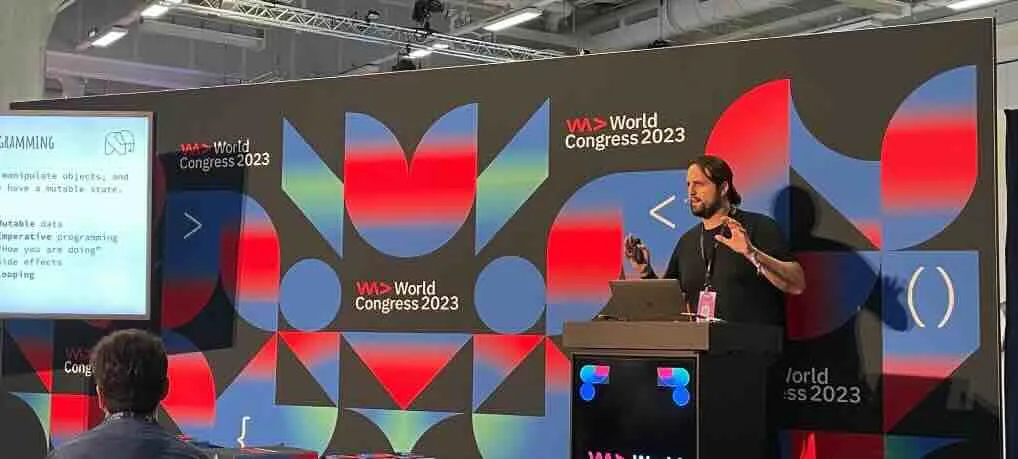 Chema presenting functional programming on the WeAreDevelopers World Congress 2023 stage